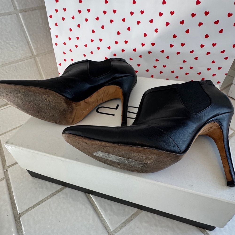 Manolo Blahnik Black Pointed-Toe Leather Ankle Booties - Women - Picture 6 of 8